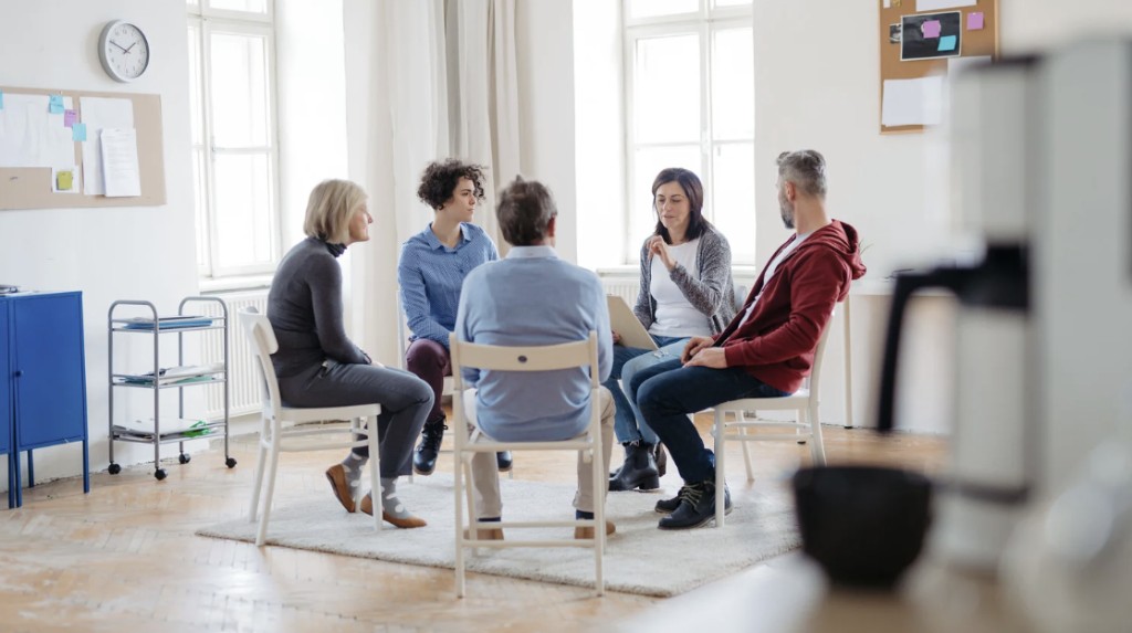 Megosztókör: kiscsoport ül körben, workshop-beszélgetés