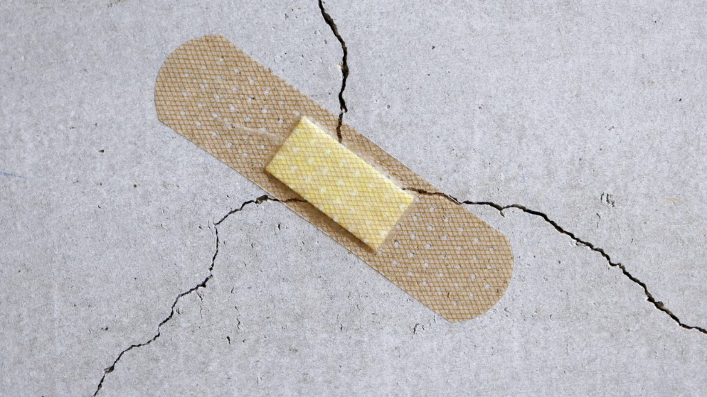 Sebtapasz repedésen — gyorsjavítás, foltozás, nem mély munka