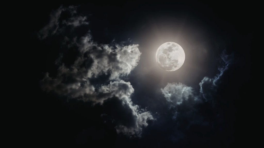 Telihold és éjszakai ég — ok-okozat, rítus, holdfény